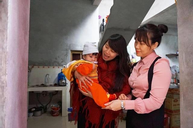 Bé Thùy Dung 5 tháng tuổi gầy ốm hẳn đi do thiếu sữa mẹ.