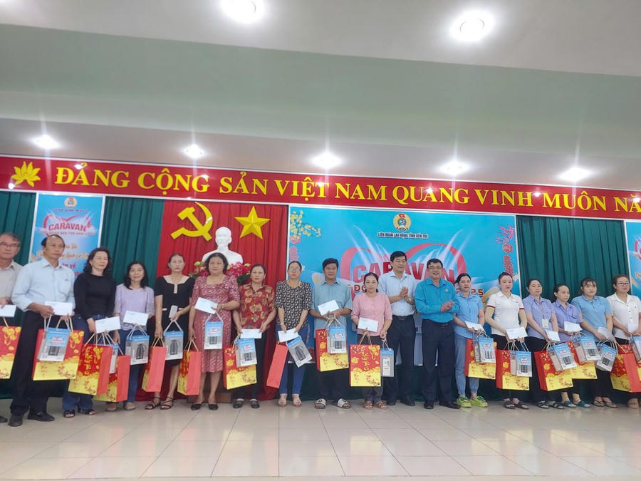 Trao tặng quà cho người lao động có hoàn cảnh khó khăn.