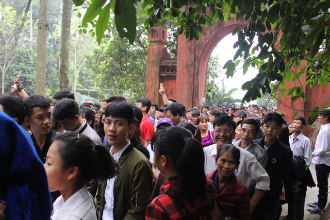 Những năm trước, tại khu vực sân hành lễ thường xuyên xảy ra tình trạng người dân chen lấn, xô đẩy nhau khi đội an ninh mở cửa cho du khách lên đền Thượng dâng hương. Tuy nhiên, tình trạng này năm nay đã không diễn ra.