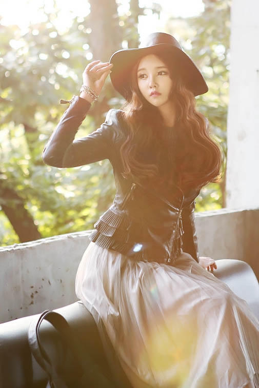 Mix áo da với chiếc váy maxi dài  phù hợp cho những bạn thích nữ tính và dịu dàng. Ảnh: internet.