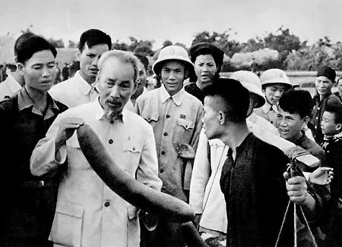 Bác Hồ thăm, tìm hiểu thực tế sản xuất của nông dân xã Ái Quốc (Hải Hưng) năm 1958.  Ảnh tư liệu