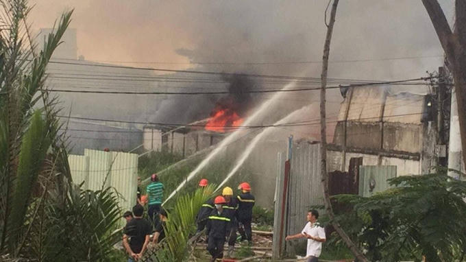 Cảnh sát quận 12 tiếp cận hiện trường.