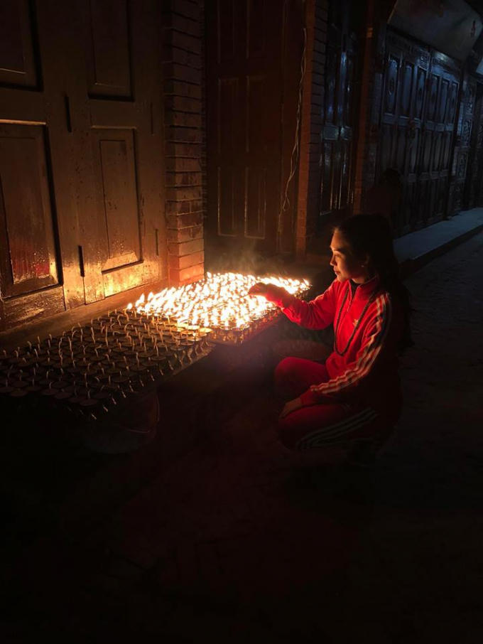 Hoa hậu Tường Linh hành hương Nepal ngày đầu năm