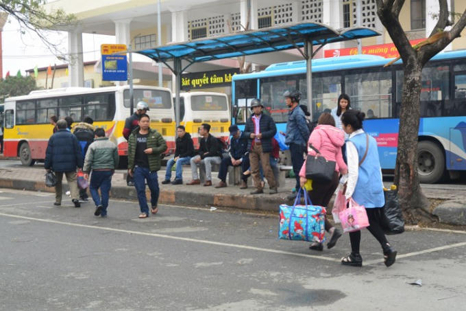Nhiều hành khách chờ xe buýt để về khu vực mình sinh sống.