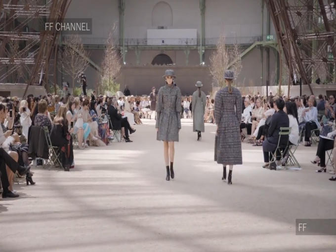 Các cô gái của Chanel sải bước trên sàn catwalk