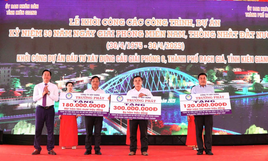 Đại diện công ty xây dựng Trường Phát tặng 10 căn nhà đại đoàn kết cho các hộ nghèo trên địa bàn TP Rạch Giá
