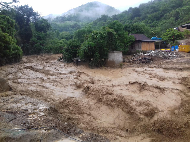 Nghệ An: Lũ qu&eacute;t kinh ho&agrave;ng, 9 ng&ocirc;i nh&agrave; bị cuốn tr&ocirc;i