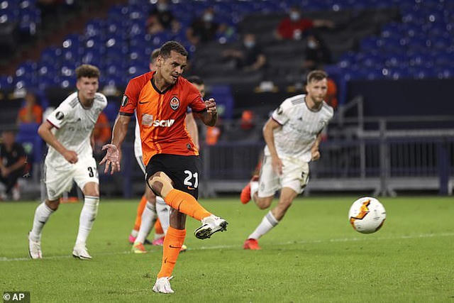 Alan Patrick thực hiện thành công quả phạt đền ghi bàn thắng thứ ba cho Shakhtar Donetsk