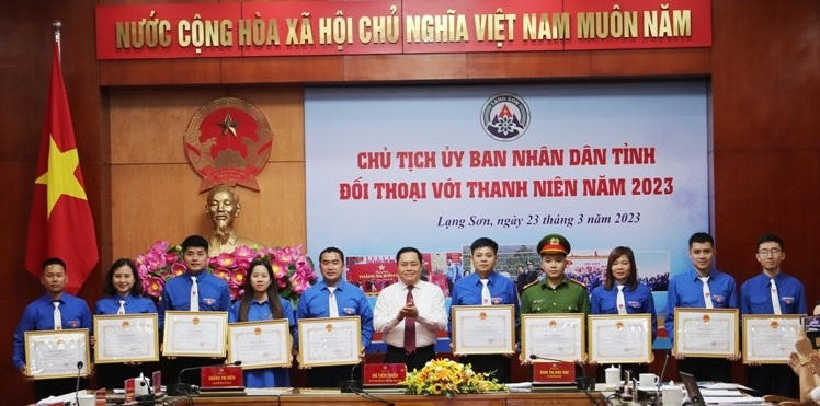 Chủ tịch UBND tỉnh đã trao tặng Bằng khen cho 10 thanh niên tiêu biểu, có nhiều thành tích trong thực hiện chuyển đổi số, phát triển kinh tế số.