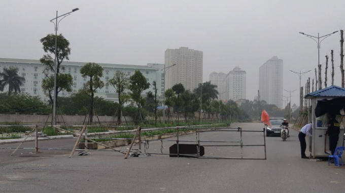 Tuyến đường có bảo vệ trông ngày, đêm nhưng công trình chưa khởi động lại nên nhiều hạng mục trở nên ngổn ngang, mất mỹ quan.