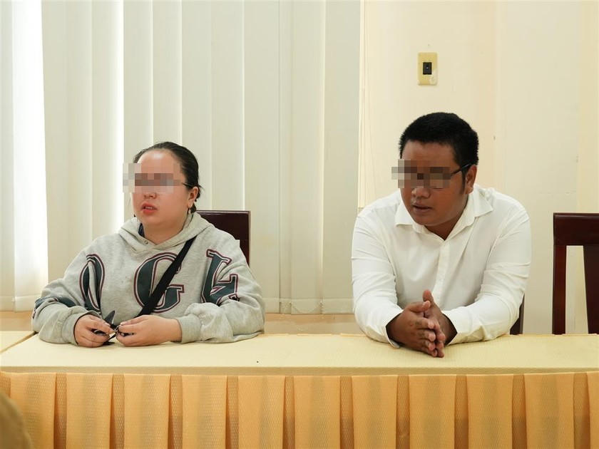 Trần Thị Huỳnh Như và Danh Lợi tại cơ quan Công an. (Ảnh: CAHG).