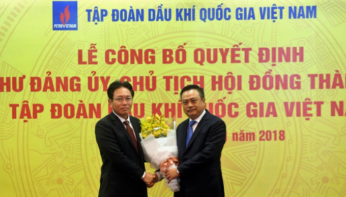 Thay mặt tập thể lãnh đạo, người lao động Dầu khí, Tổng giám đốc PVN Nguyễn Vũ Trường Sơn tặng hoa chúc mừng Chủ tịch HĐTV PVN Trần Sỹ Thanh.