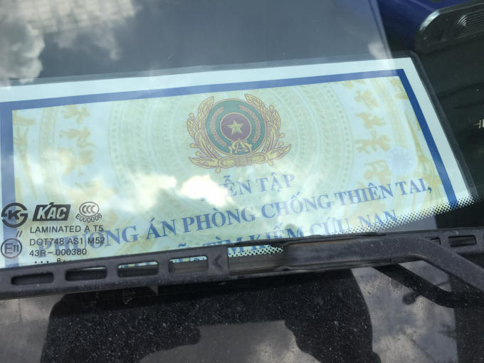 Tờ giấy có logo ngành công an trên chiếc ô tô gây tai nạn.