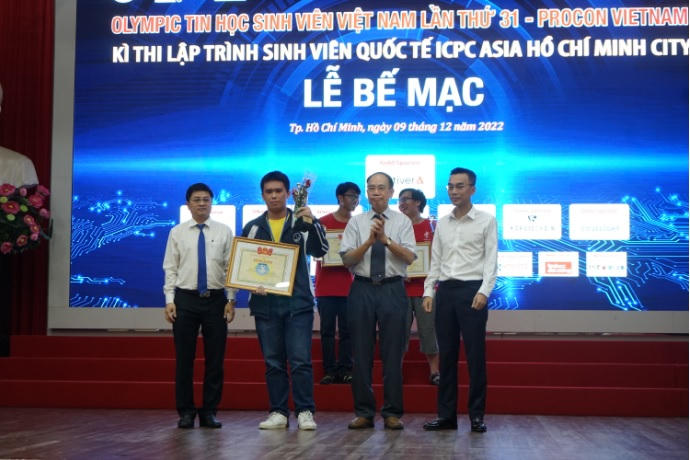 Siêu CUP OLP’22 thuộc về bạn Vũ Huy Hoàng (Trường Đại học Công nghệ - Đại học Quốc gia Hà Nội), CUP bạc OLP’21 thuộc về Nguyễn Xuân Tùng (Đại học Quốc tế - Đại học Quốc gia Thành phố Hồ Chí Minh) và Phan Trọng Nhân (Đại học Công nghệ Thông tin - Đại học Quốc gia Thành phố Hồ Chí Minh).