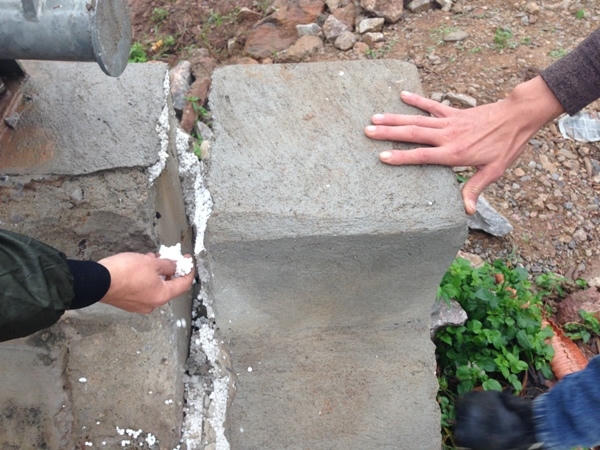 Mố cầu vừa thi công xong đã hư hỏng.