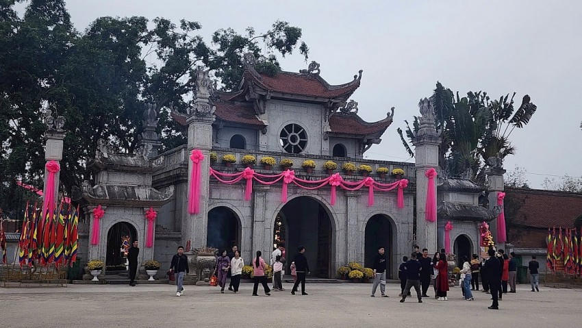 Đền mẫu Âu Cơ đã sẵn sàng trước giờ khai hội.