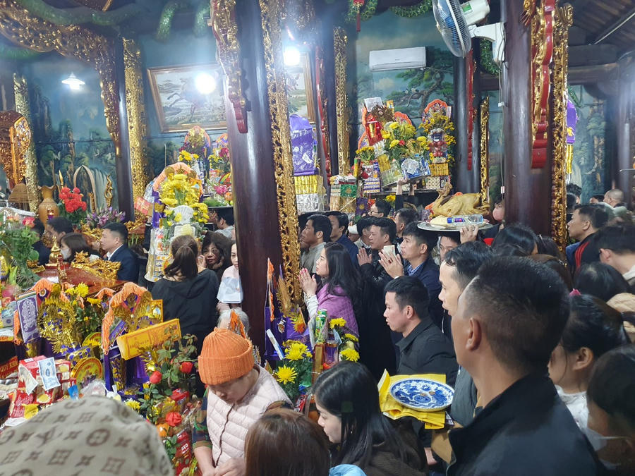 Dòng người đông đúc từ bên ngoài vào chánh điện.
