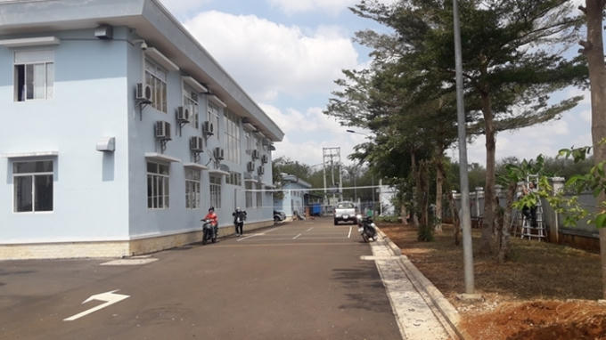 Cướp xong, chúng nhanh chóng thoát ra ngoài bằng đường cũ.  Trong ảnh: Văn phòng trạm thu phí nơi xảy ra vụ cướp (ảnh: Công an nhân dân)