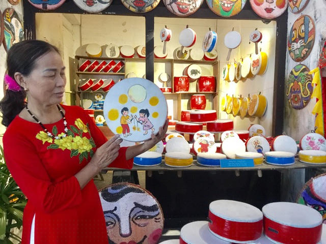 Nghệ nhân Vũ Thị Thoàn giới thiệu trống làng Hảo đến công chúng Thủ đô.