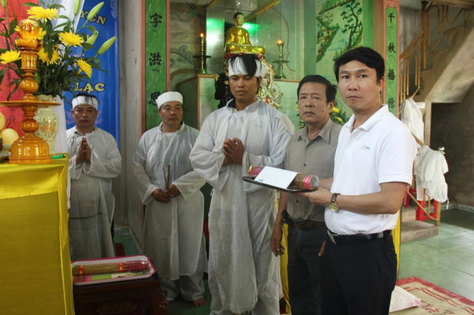 Ông Nguyễn Định Khoa (Bên phải) cùng đại diện nhà xe viếng thăm và hỗ trợ cho gia đình nạn nhân Nguyễn Văn Thành.