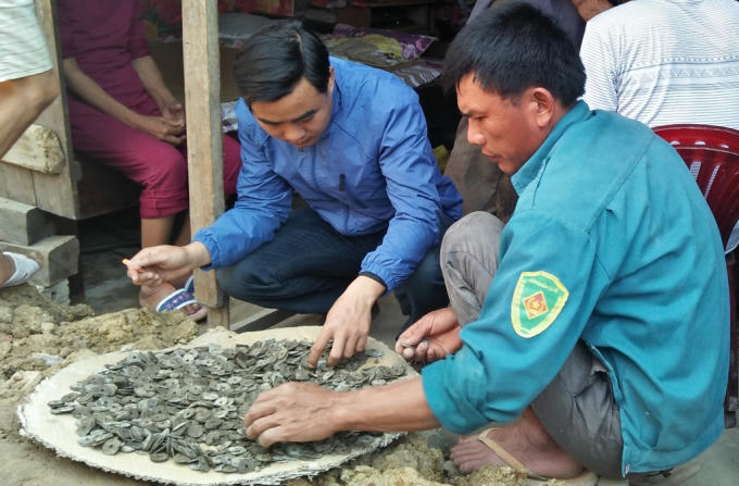 Sau khi nghe tin nhiều người dân đã tìm đến để tận mắt được xem số tiền xu lớn mà gia đình ông Điền đã phát hiện được.