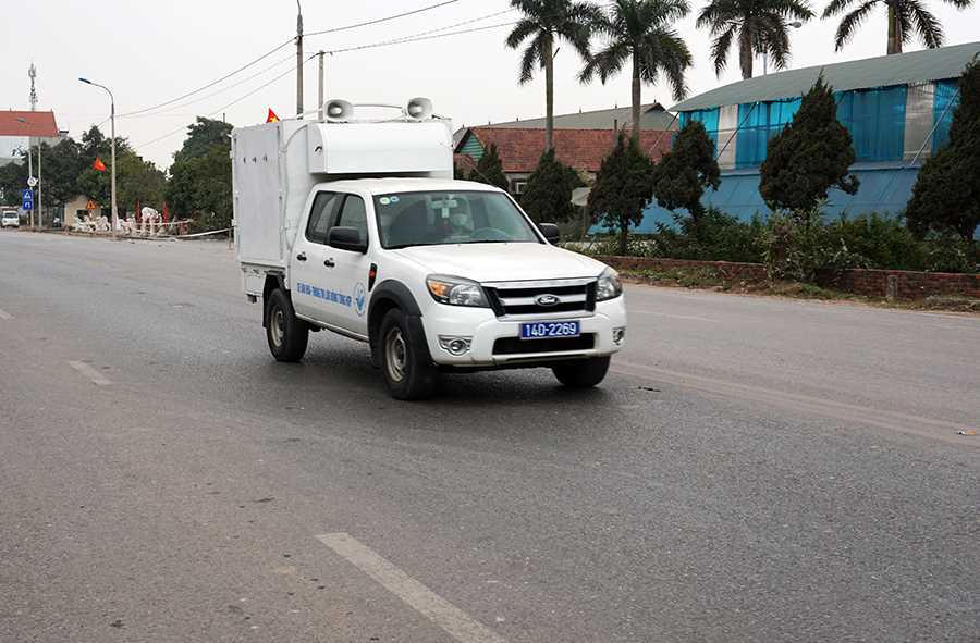 Trung tâm Truyền thông - Văn hóa TX Đông Triều liên tục điều xe phát thanh lưu động tuyên truyền về phòng, chống Covid -19, quy định giãn cách xã hội trên địa bàn TX Đông Triều và phong tỏa đối với xã Bình Dương.