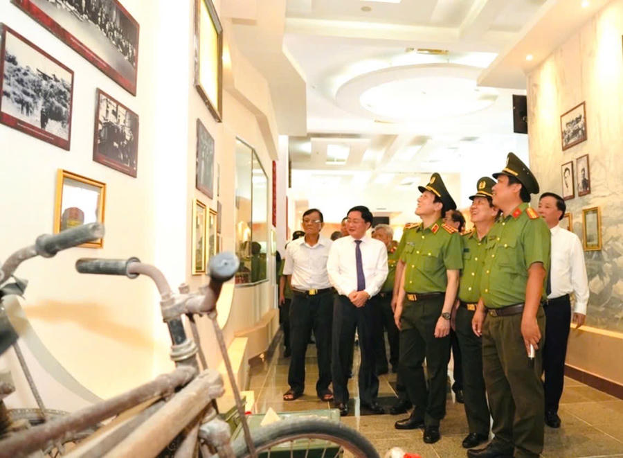 Đoàn công tác do Đại tướng Lương Tam Quang, Bộ trưởng Bộ Công an, cùng lãnh đạo tỉnh Tây Ninh tham quan Bảo tàng Công an nhân dân tại Khu di tích Ban An ninh Trung ương Cục miền Nam.