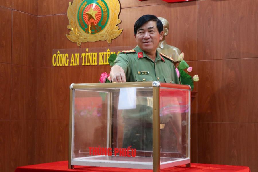 Đại tá Nguyễn Văn Hận bỏ phiếu đánh giá, xếp loại chất lượng Công an tỉnh