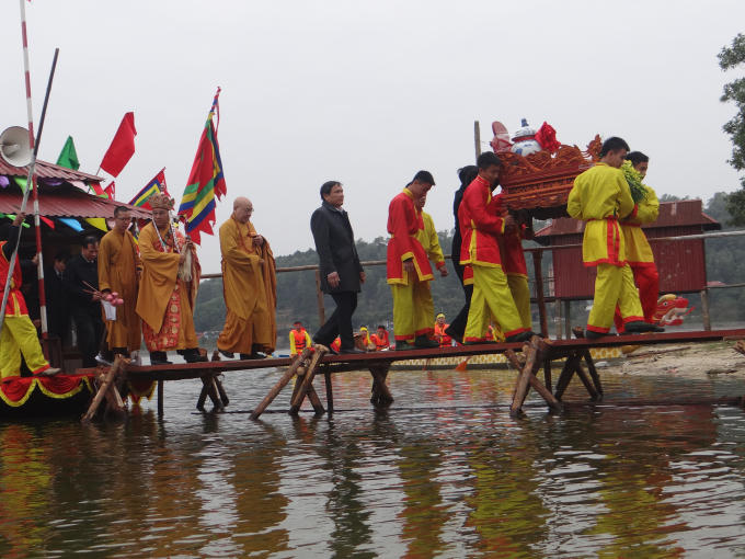 Nước được lấy ở địa điểm sâu, trong và thiêng nhất ở hồ Côn Sơn về chùa Côn Sơn để tắm tượng.