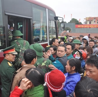 Người th&acirc;n chen ch&acirc;n v&agrave;o đưa tiễn, những c&aacute;i nắm tay siết chặt...