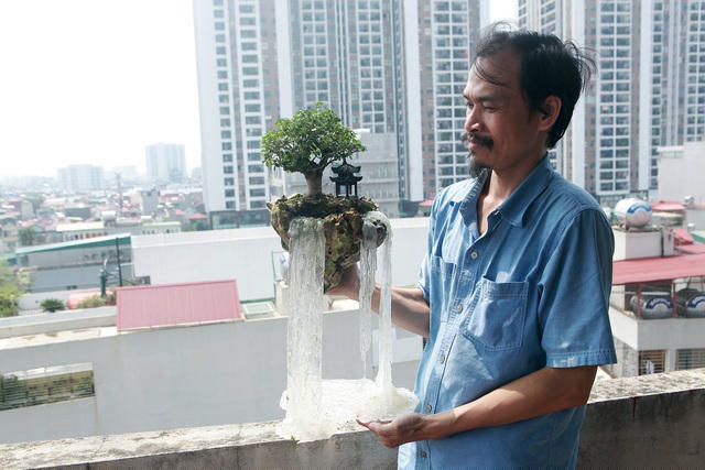 Hai thác nước bằng keo chuyên dụng, nhìn trong suốt có tác dụng chịu lực. Toàn bộ mẫu “đảo bay” nặng 6,5kg, keo làm thác nước nặng 1,5kg, đảo làm bằng đá tai gơ, trên đảo có gắn một cây sam hương và một ngôi chùa nhỏ