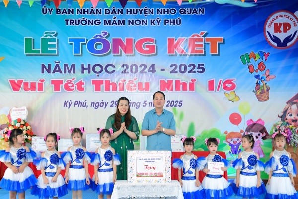 Ông Mai Văn Tuất, Phó Bí thư Thường trực , Chủ tịch HĐND tỉnh Ninh Bình tặng quà các cháu Trường Mầm non Kỳ Phú (huyện Nho Quan).