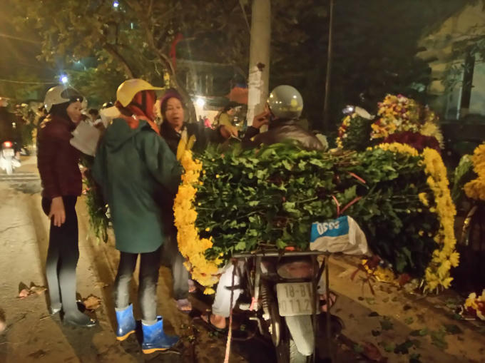Hoa được người mua chọn ngay trên xe.