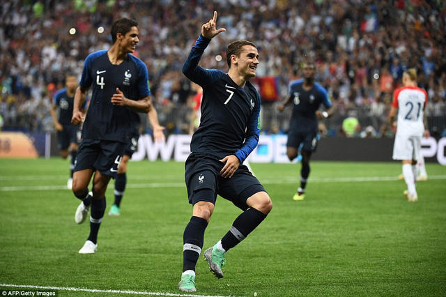 Trọng tài cho Pháp được hưởng phạt đền và Griezmann nâng tỷ số lên 2-1 ở phút 37