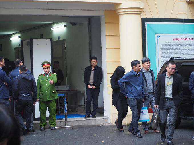 Mọi người dời phòng xử án để tạm thời nghỉ trưa.