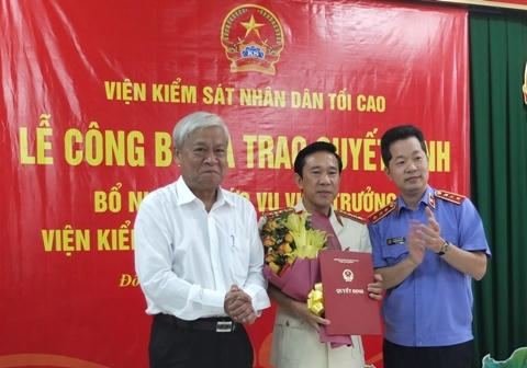 Đồng chí Nguyễn Văn Quảng, Phó Viện trưởng Viện KSND tối cao và đồng chí Nguyễn Tôn Hoàng, Phó Bí thư Thường trực Tỉnh ủy Đồng Tháp chúc mừng đồng chí Nguyễn Văn Hồng.