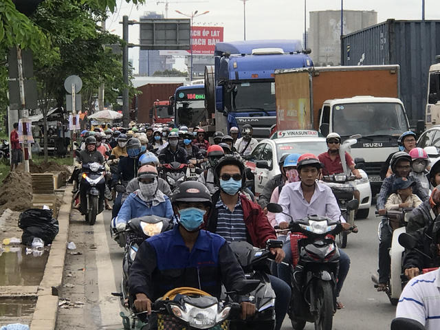 Kẹt cứng ở cả 2 hướng ra vào TPHCM trên XLHN chiều ngày 23/9.