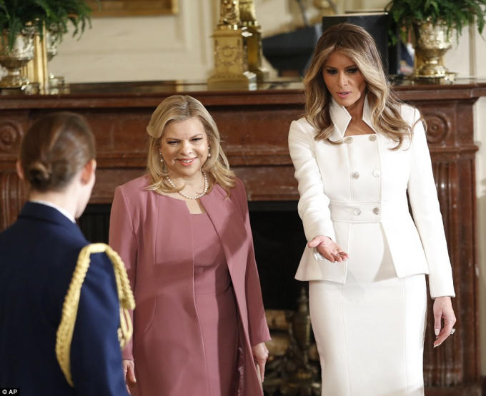 Đệ nhất phu nhân Melania đưa bà Sara đến chỗ ngồi để tham dự họp báo.