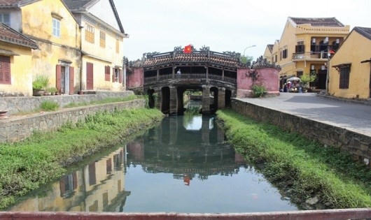 Nếu không sớm khắc phục tình trạng ô nhiễm, Chùa Cầu sẽ bị đe dọa đến tuổi thọ.