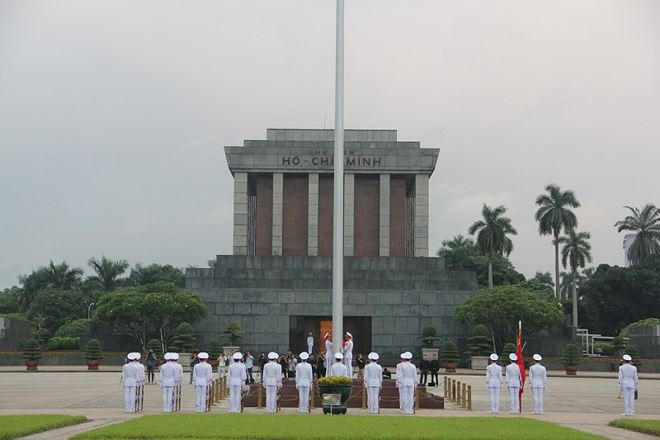 Trang trọng nghi thức treo cờ rủ tại Quảng trường Ba Đ&igrave;nh