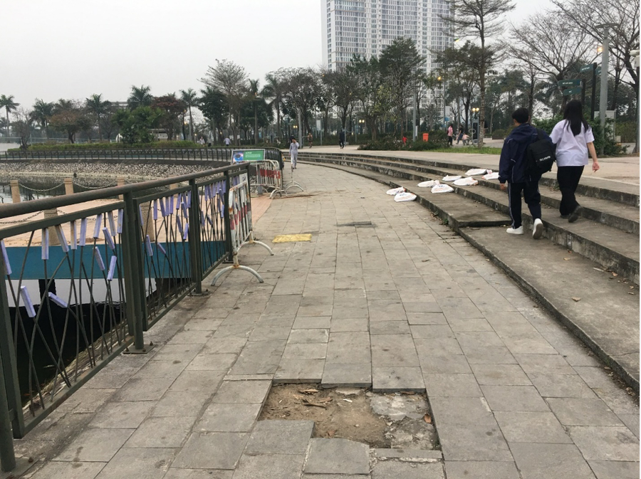 Tại một số đoạn đường xung quanh hồ Bách Hợp Thủy, các mảng gạch lát đã bị bung, biến dạng chưa được tu sửa, người dân khi đi qua cần chú ý cẩn thận.