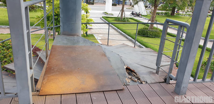 Việc chắp vá cầu thang khiến công trình điểm nhấn trở nên xấu xí và phản cảm.
