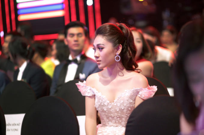 Ch&acirc;n dung MC nhỏ tuổi nhất của top 5 MC Ấn tượng VTV Award 2018