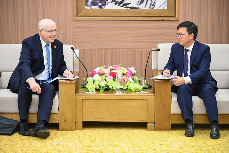 Thứ trưởng Mai Lương Khôi tiếp Đại sứ Phần Lan tại Việt Nam Kenjo Norvanto.