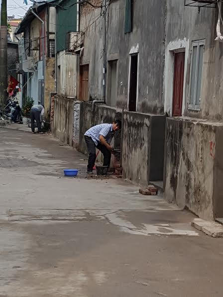 Một số hộ dân phá hủy tường bao, mở cửa đi lại sang đất của khu tập thể Đại học Y Hà Nội.