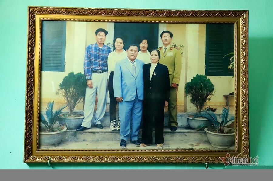 Gia đình Thượng tá Thịnh khi anh được nâng lên hàm Trung sỹ năm 1997.