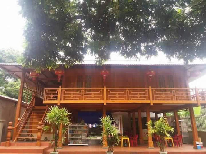 Nhà được thiết kế đẹp và sang trọng với không gian hợp lý cho việc kinh doanh buôn bán và sinh sống.