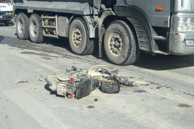 Cận cảnh xe ben &ldquo;đi&ecirc;n&rdquo; g&acirc;y tai nạn li&ecirc;n ho&agrave;n rồi đ&acirc;m nh&agrave; d&acirc;n