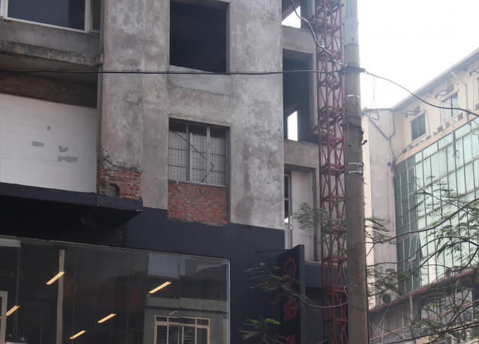 Bên phải tòa nhà một phần của hệ thống thang vận phục vụ xây dựng đã cũ nát do từ lâu không được sử dụng