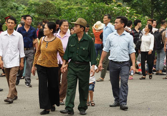 Người dân, du khách thập phương nườm nượp đổ về Đền Hùng trong sáng 12/4.